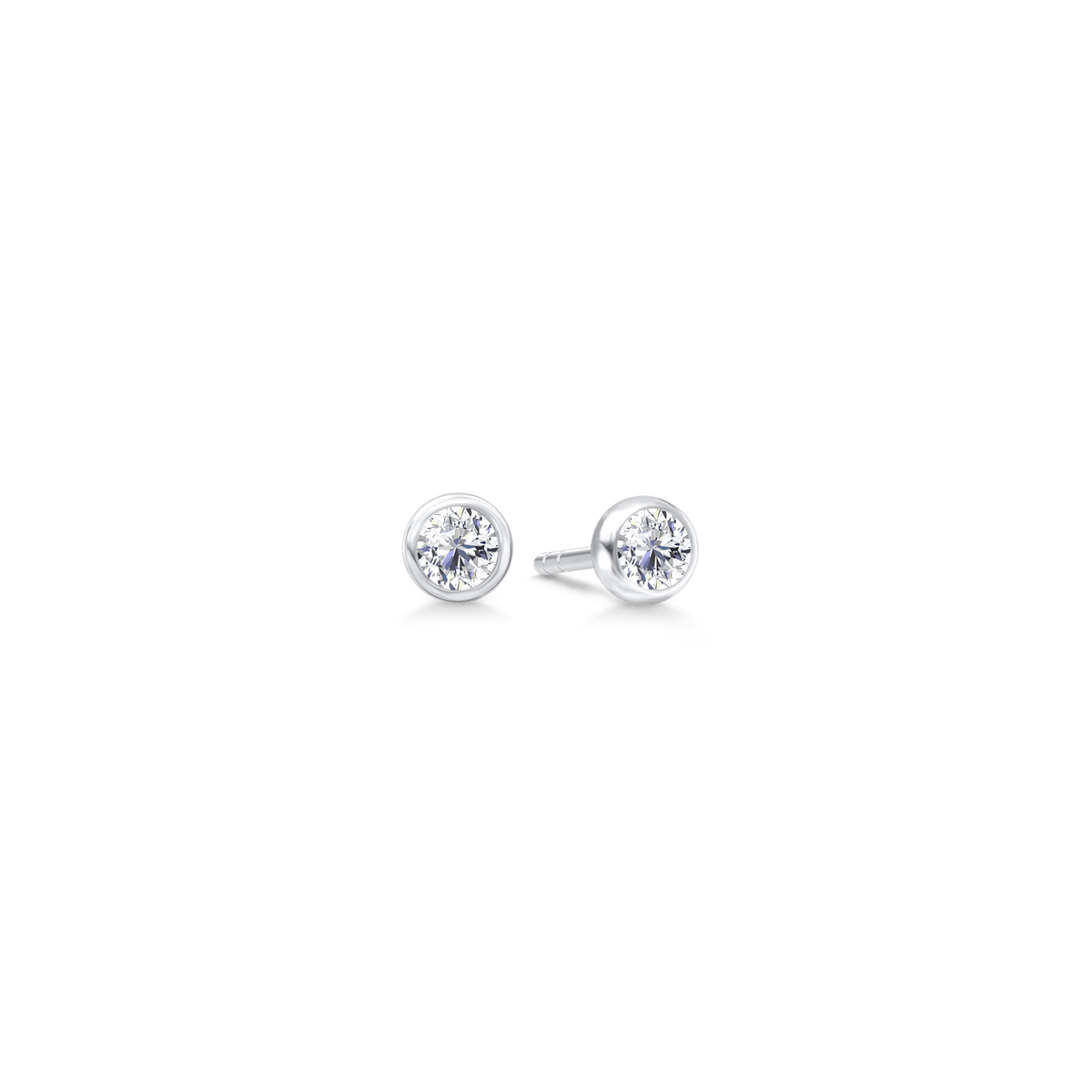 Luster Earstuds i hvitt gull med én diamant i rund fatning, par, studiobilde.