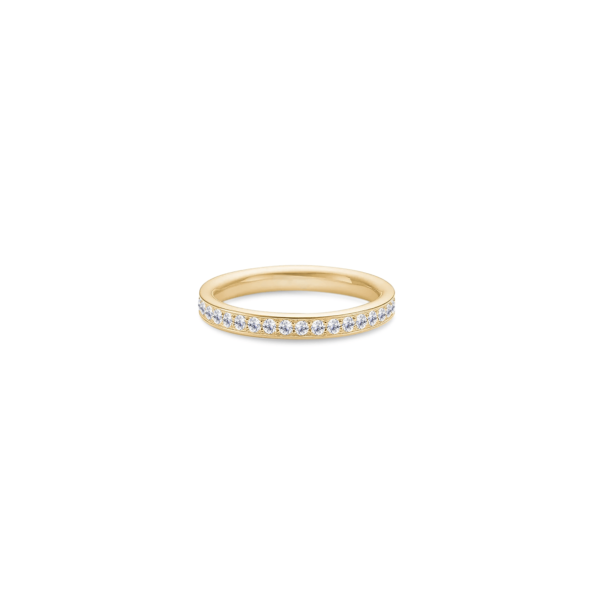 Elegance Band i gult gull med briljantslipte diamanter, fotografert på hvit bakgrunn