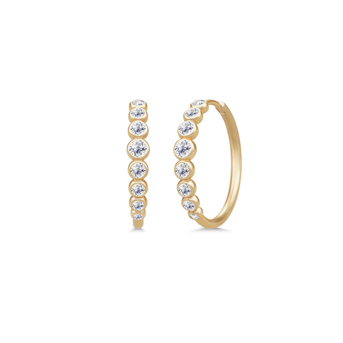 Lumen Midi Hoops i gult gull med åtte briljantslipte diamanter gradert mot sentrum, mot hvit bakgrunn