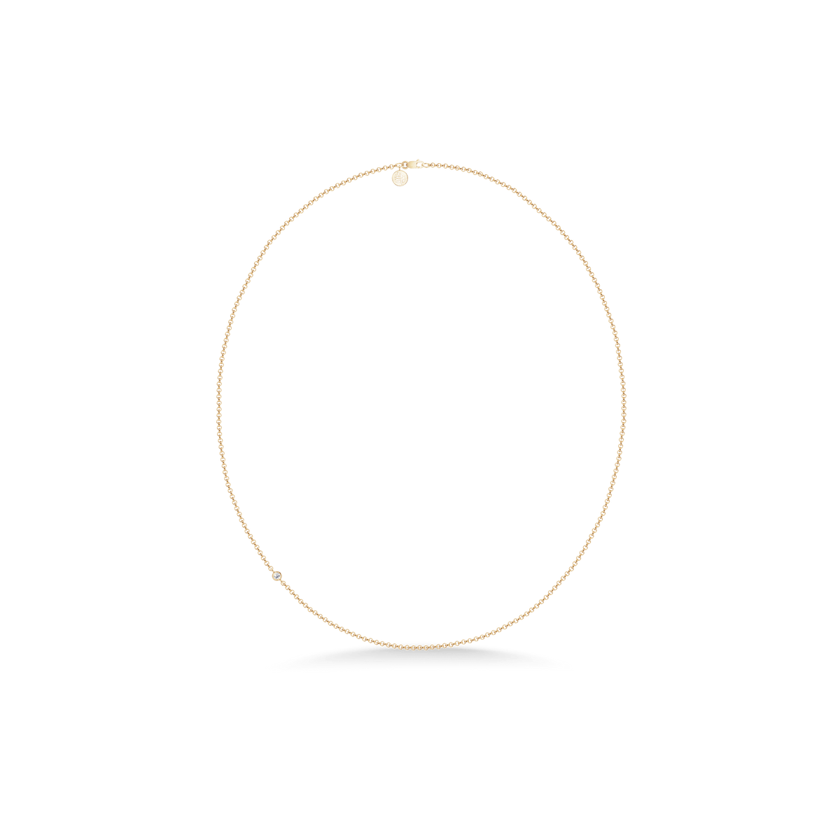 Gullhalskjede fra Julie Sandlaus Legacy-serie i full lengde med lås, logo-anheng og en enkelt diamant på kjedet