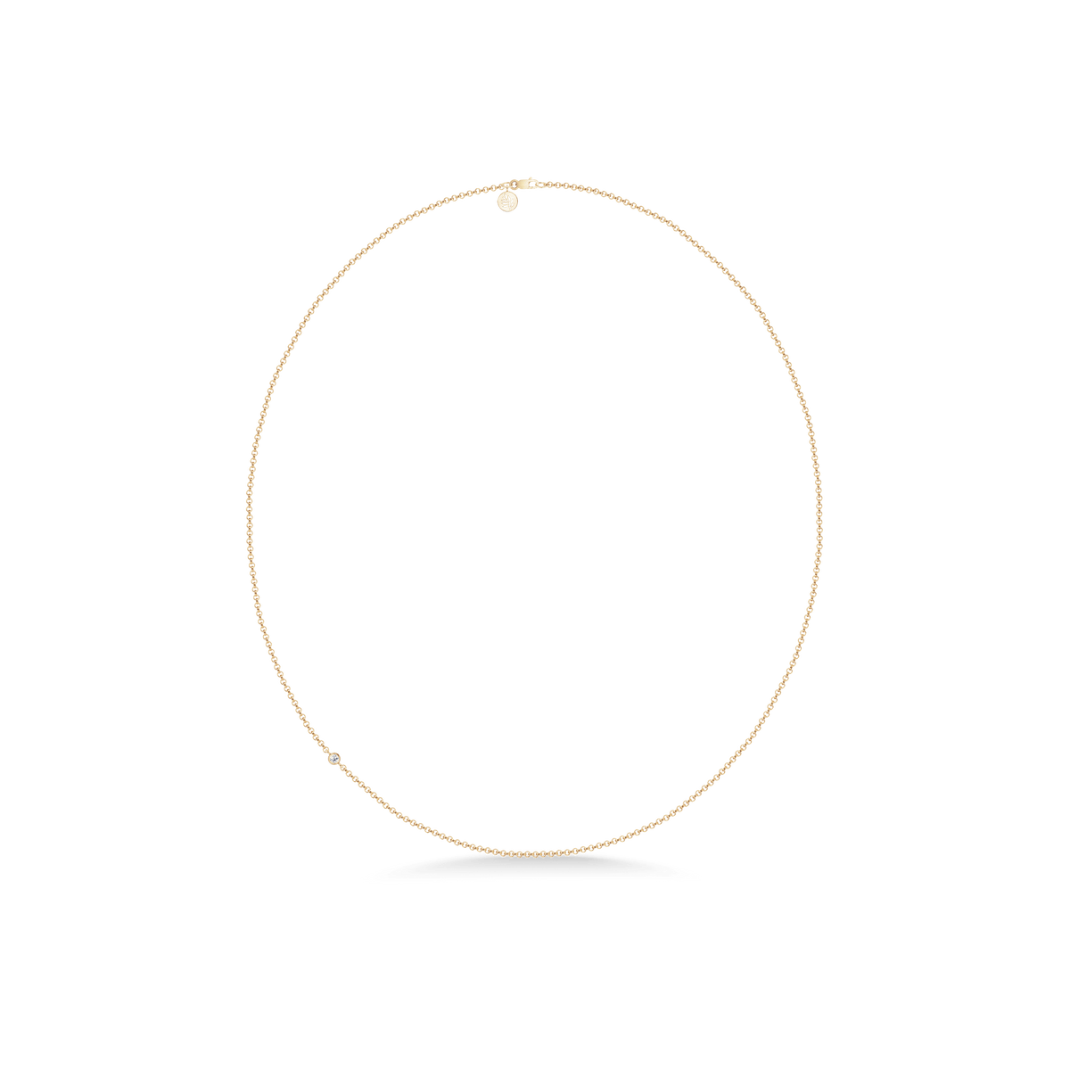 Gullhalskjede fra Julie Sandlaus Legacy-serie i full lengde med lås, logo-anheng og en enkelt diamant på kjedet