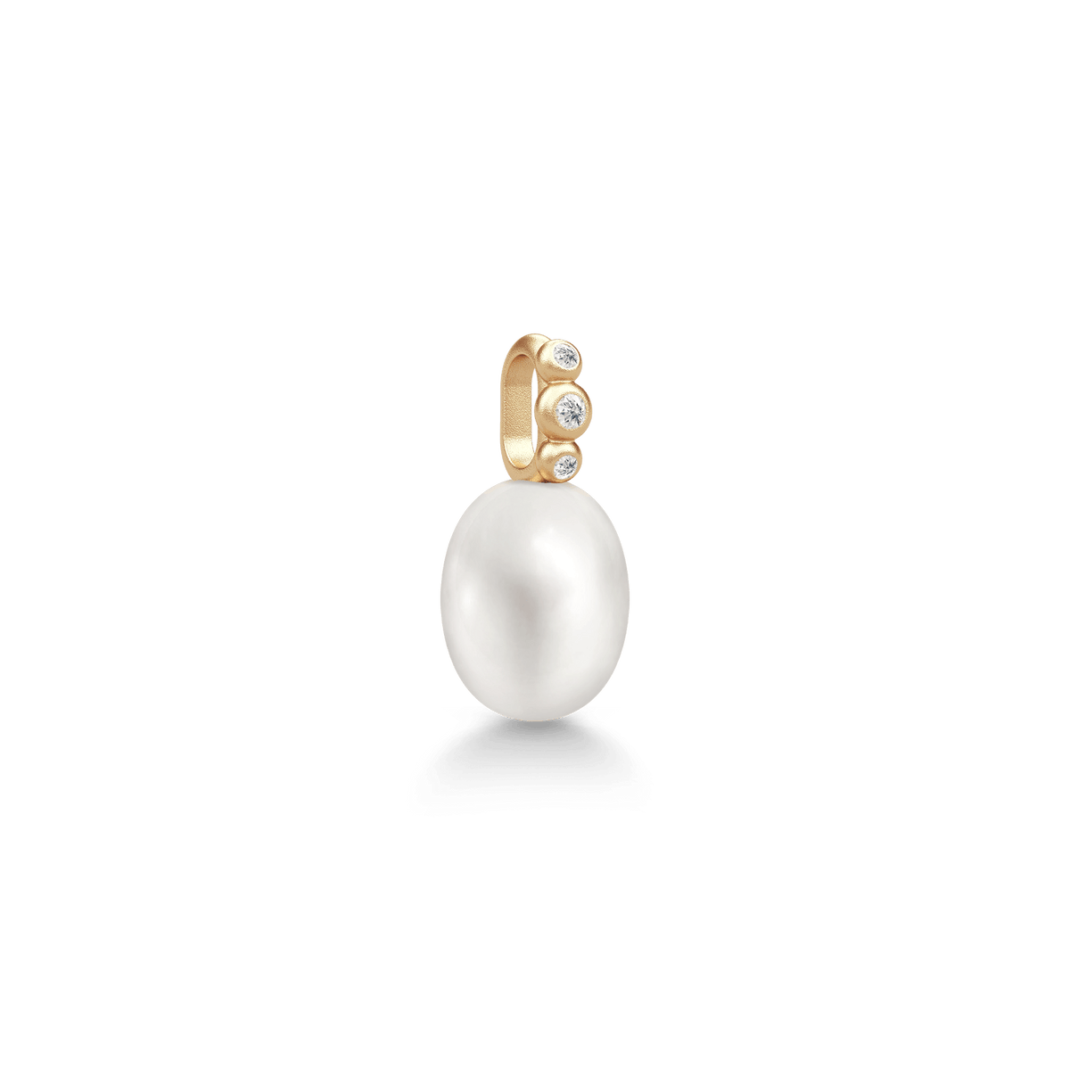 Lovina Pendant sett fra siden, oval ferskvannsperle med diamantbesatt fatning i gult gull