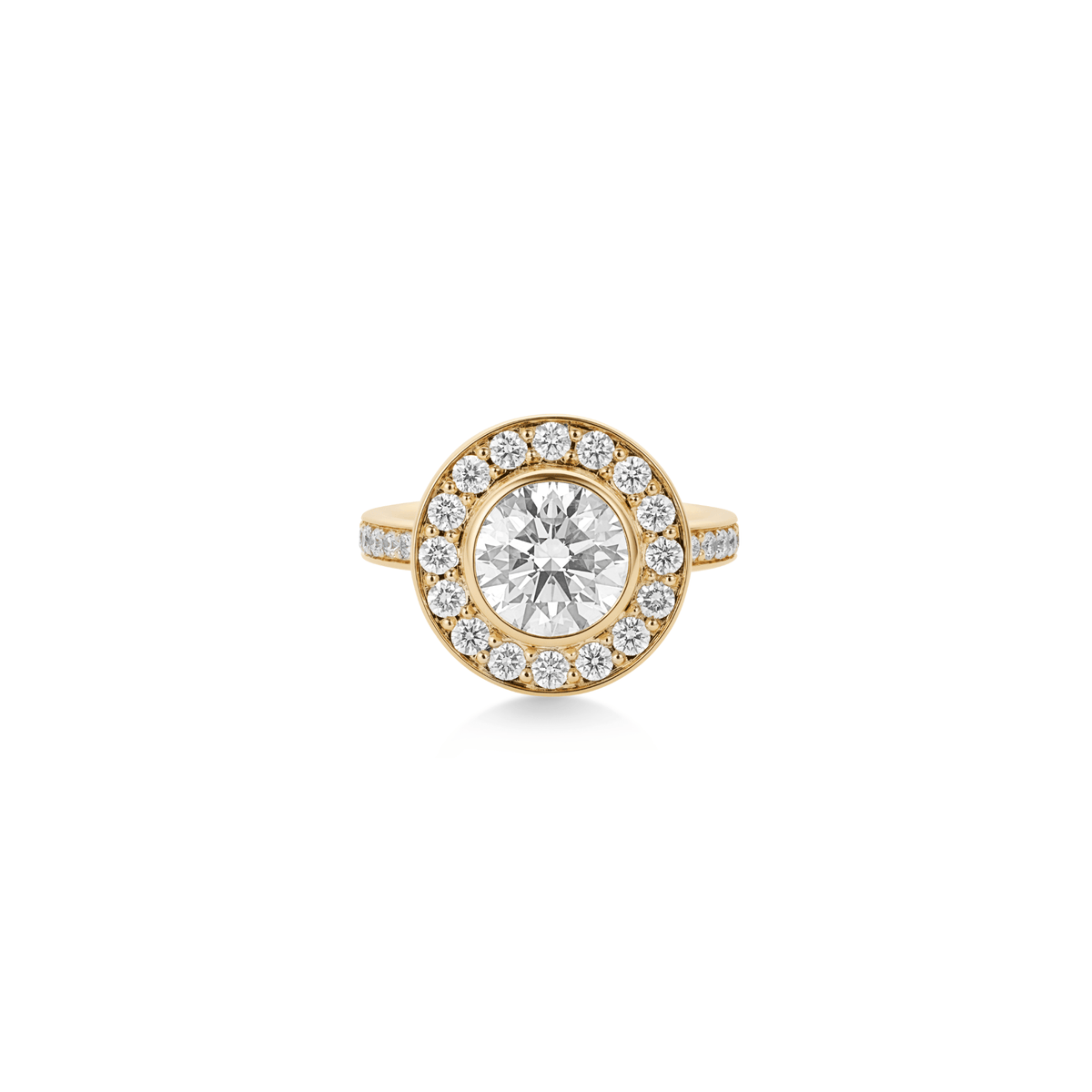 Heritage J.S. Ring i gult gull med senterdiamant og diamantbesatt halo, fotografert på hvit bakgrunn