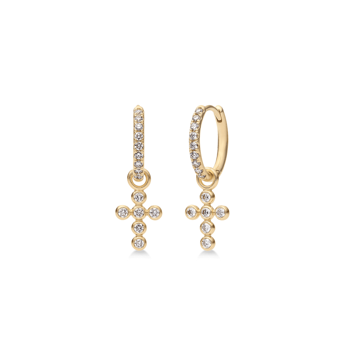Diamond Cross Ear Pendant fra Julie Sandlau montert på et par diamantbesatte hoops i 14 karat gull