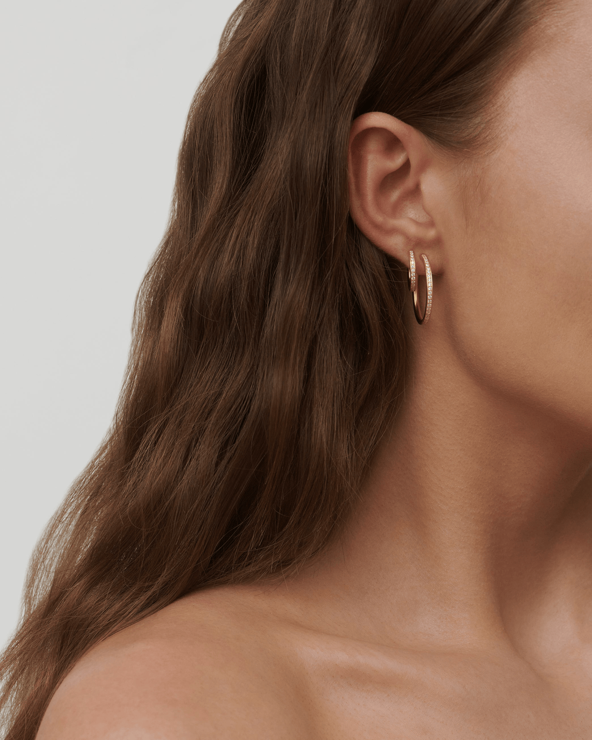 Infinity Hoop Small Earring i forgylt sølv båret i øret