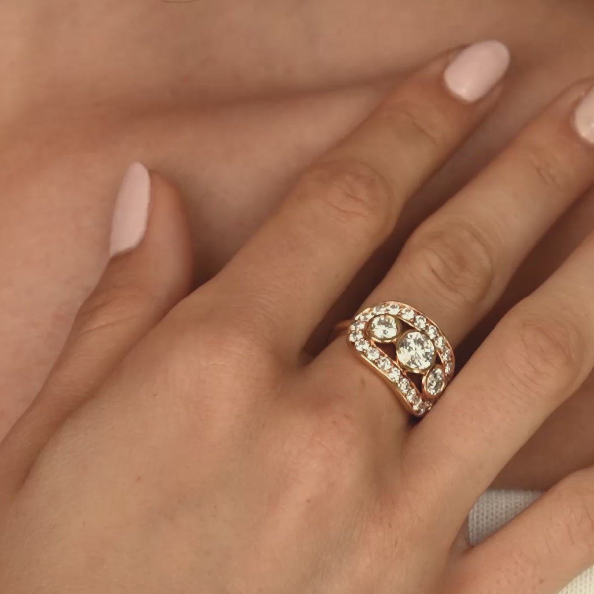 Video av Heritage Trio Ring i 18 karat gull, som viser ringens diamanter og detaljer.