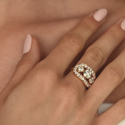 Video av Heritage Trio Ring i 18 karat gull, som viser ringens diamanter og detaljer.