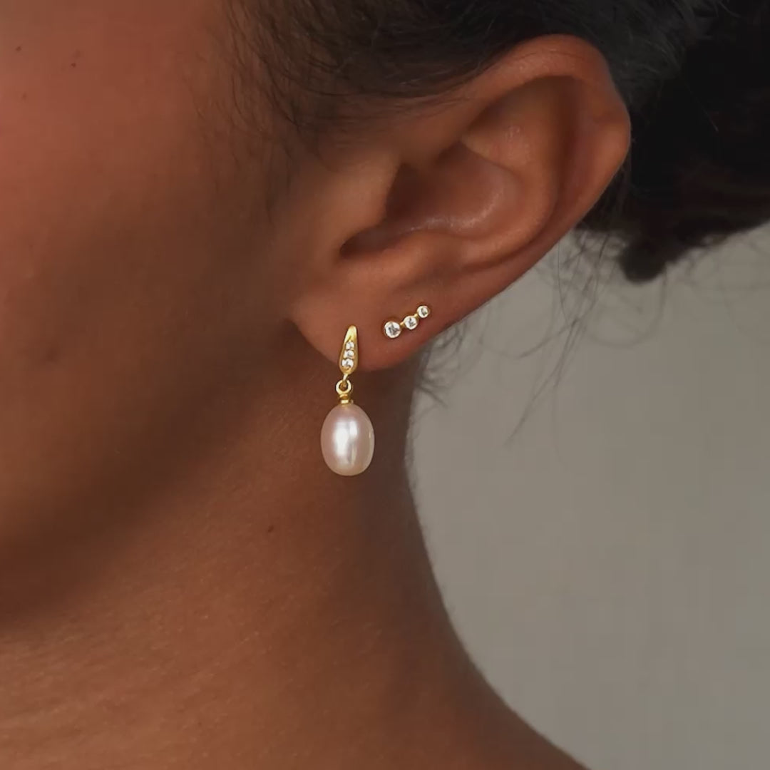 Video av Ocean Earrings, forgylte øredobber med ferskvannsperler og zirkonia