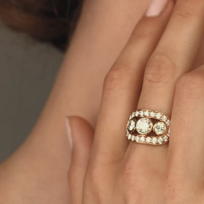 Video av Heritage Trio Ring i 18 karat gull, som viser ringen i bevegelse.
