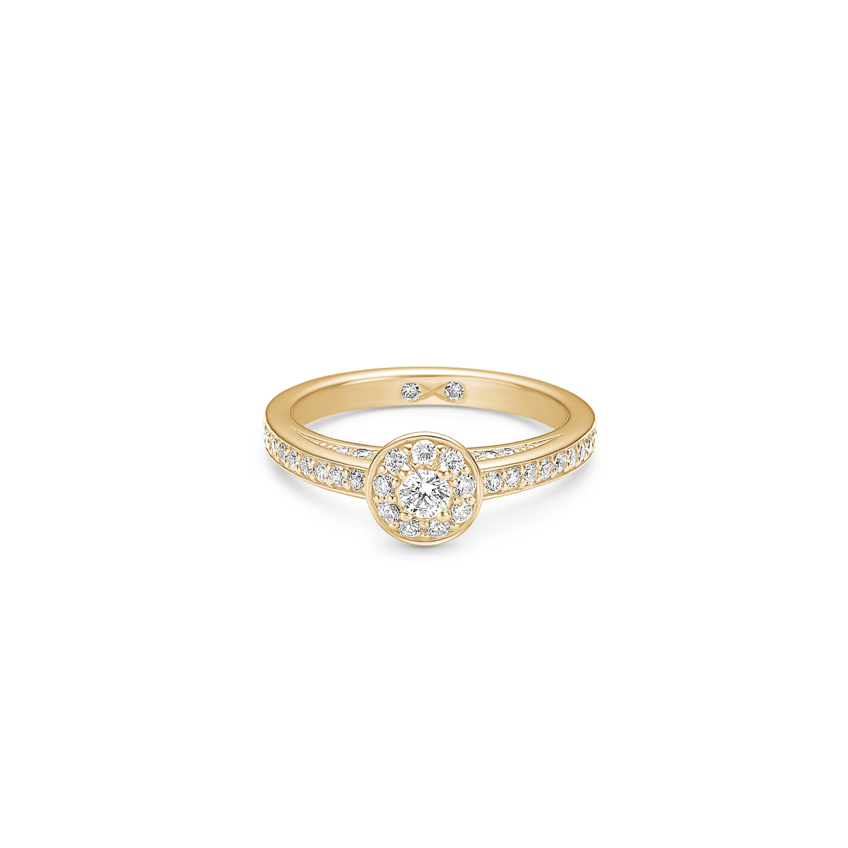 Eternity diamantring fra Julie Sandlaus Wedding-kolleksjon i gult 18 karat gull med en halo av diamanter og pavésatte ringskinner, sett forfra