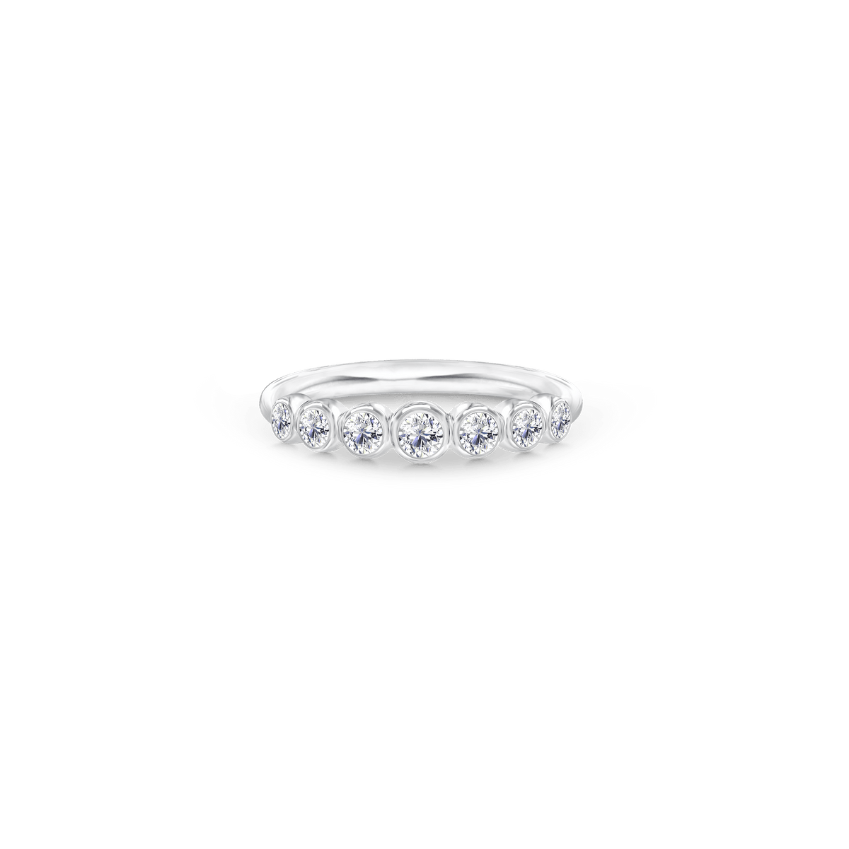 Lumen Ring i hvitt gull med syv diamanter i rund bezel-fatning, studiobilde.