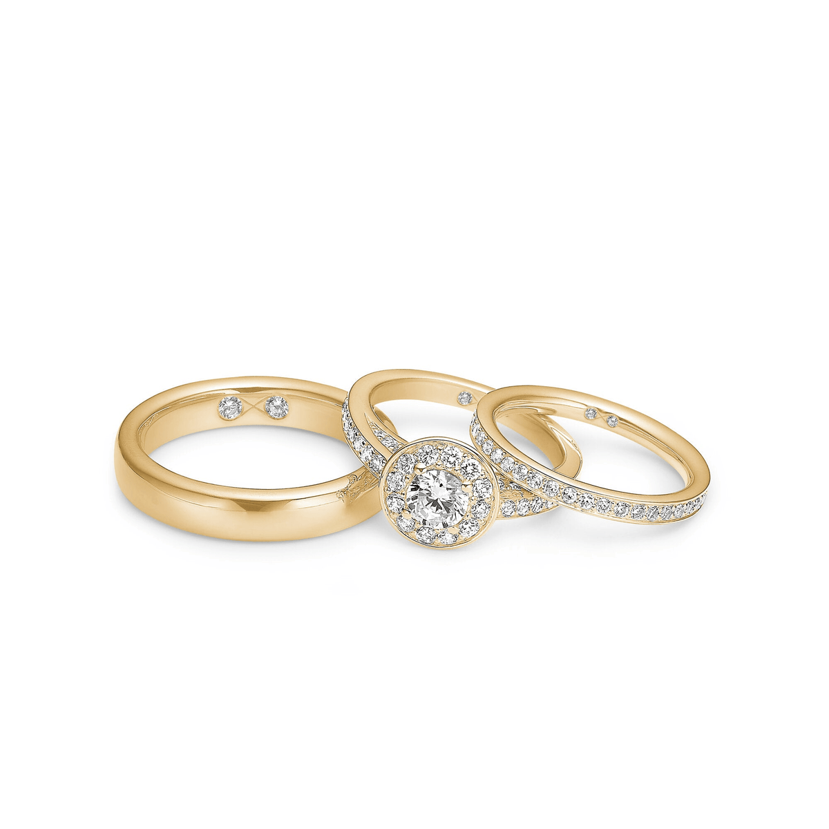 Medium Eternity Diamond Band vist sammen med en halo-forlovelsesring og en glatt ring, alle i 18 karat gull