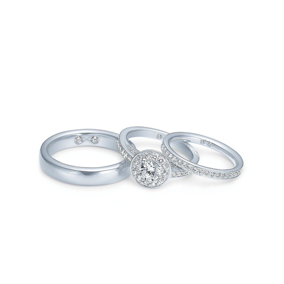 Mens Medium Eternity Band i hvitt gull vist sammen med to matchende diamantringer