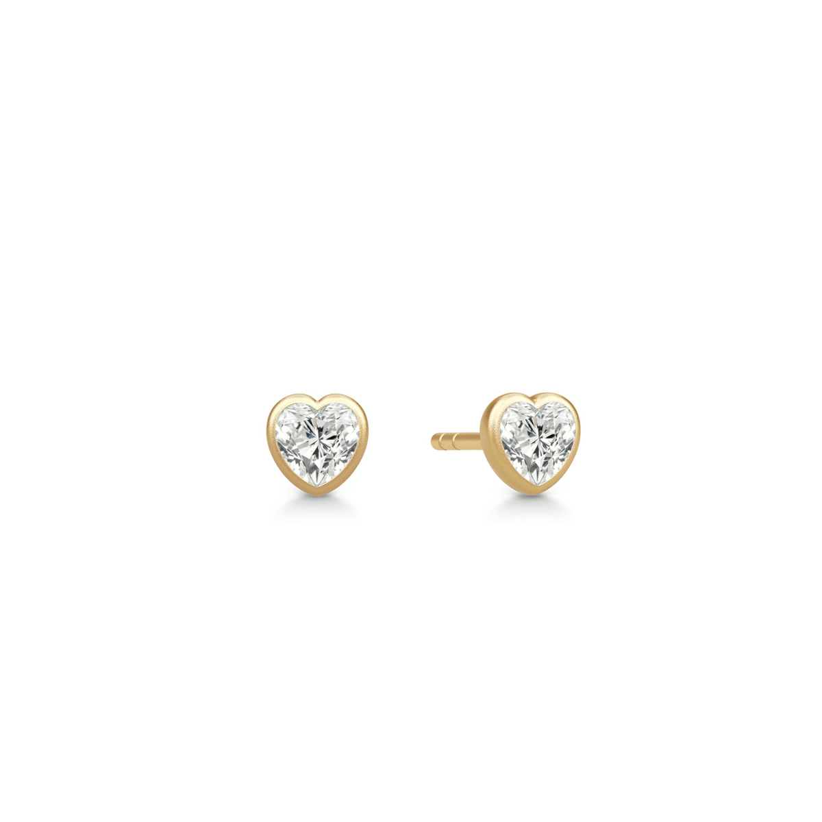Amorina ørestikker i forgylt sølv med hjerteformet cubic zirconia, nærbilde